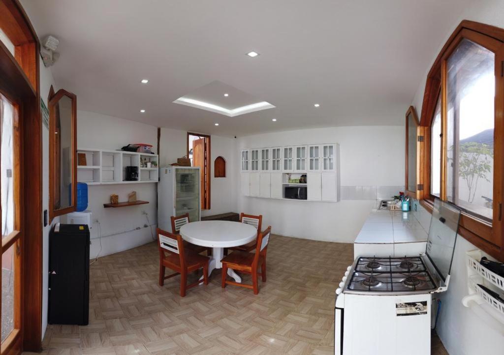 Hostal White House Galapagos Puerto Ayora  Esterno foto